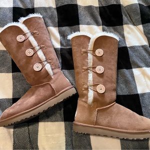 Ugg Bailey button triple size 9 women’s shearling boots